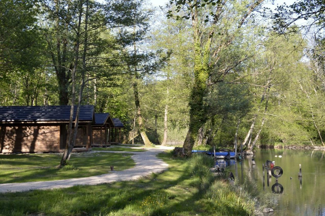 Cabanes D'Aiguebelette Saint-Alban-de-Montbel Eksteriør billede